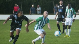 Una imatge del partit contra l'Horta al camp municipal de Les Forques