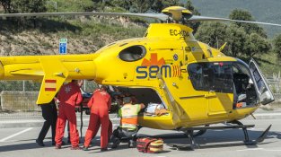Moment en què s'entrava la camilla a l'helicòpetr del SEM