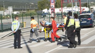 Aturant el trànsit per creuar la carretera N-II