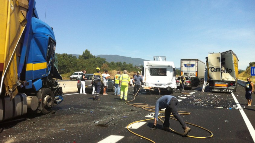 Accident a l'AP7 a prop dela sortida del peatge sud de la Jonquera, dins terme municipal Agullana