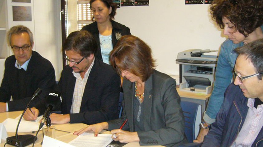 D'esquerra a dreta, Enric Pujol, Alfons Quera, Sònia Martínez i Jordi Font, en la signatura del conveni