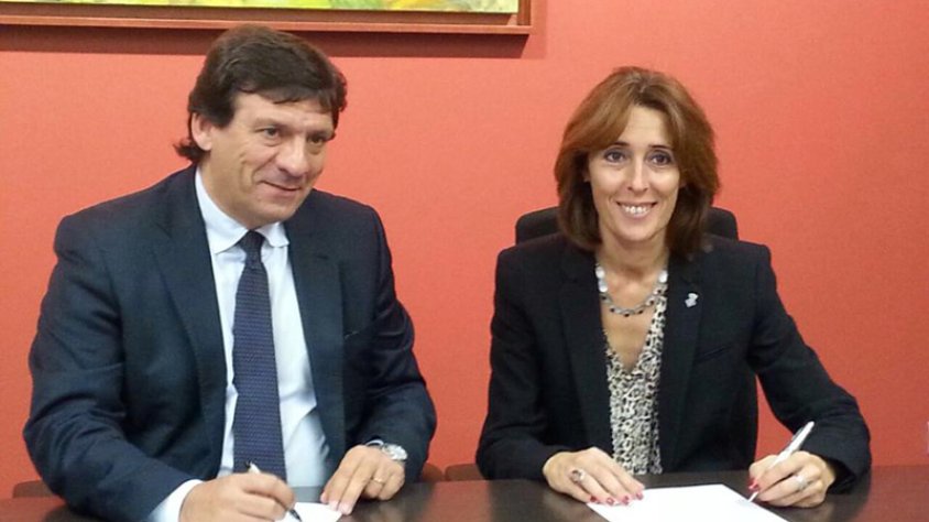 A l'esquerra Juanjo Isern Director del Servei Català del Trànsit, i a la dreta Sònia Martínez, alcaldessa de la Jonquera, signant el conveni per l'elaboració del Pla Local de Seguretat Viària de la Jonquera