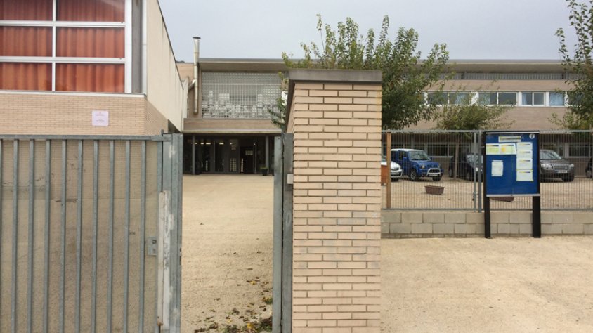 Façana principal i entrada de l'IES de la Jonquera