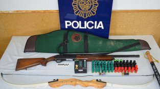 La Policía Nacional els comissa una escopeta muntada i a punt per disparar, munició, un arc i diverses fletxes