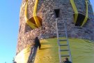 La Torre del Serrat de la Plaça es vesteix de groc