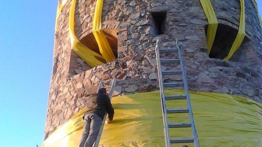 La Torre del Serrat de la Plaçaes vesteix de groc