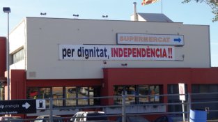 Pancarta en favor de la Independència a la zona de la duana