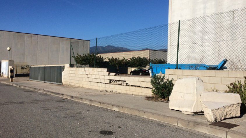 No hi ha testimonis però cal suposar que un vehicle de gran tonatge va ser el motiu de la destrossa d'un mur a les naus de Mas Morató Fase I.
