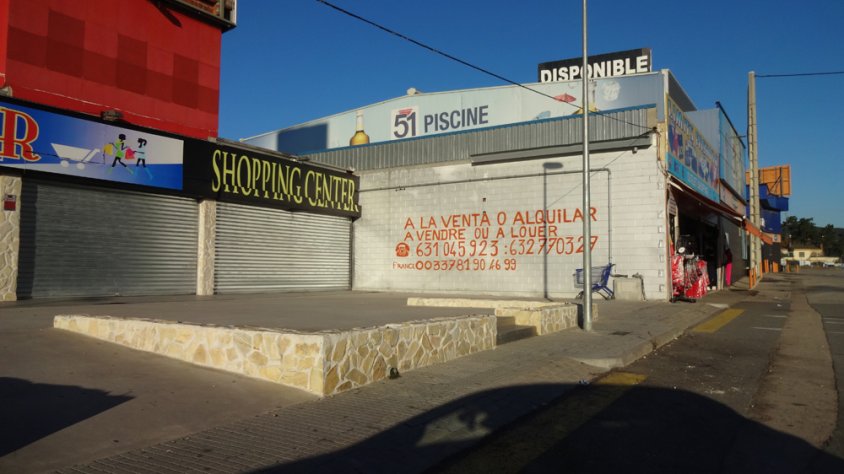 Exemple de retolació low-cost a la Jonquera
