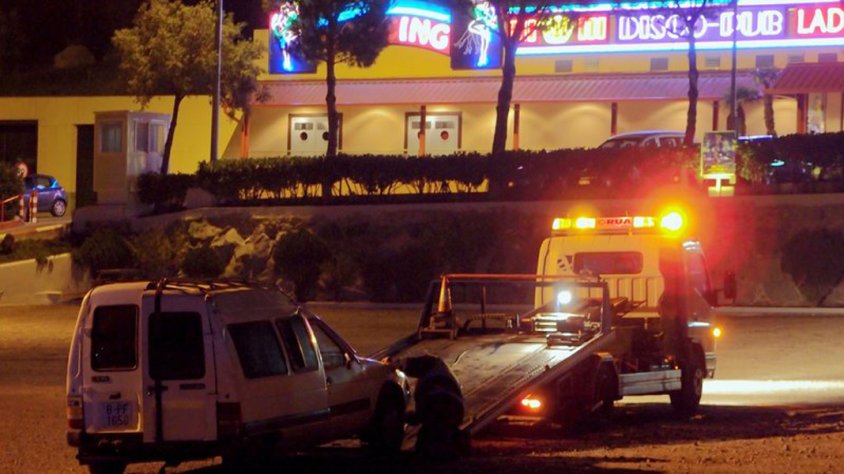 La grua va haver de retirar el cotxe accidentat