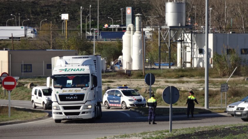 Els Mossos van tallar l'accés als camions a la carretera d'Agullana ahir al migdia