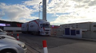 És habitual veure camions mal estacionats al carrer Bassegoda