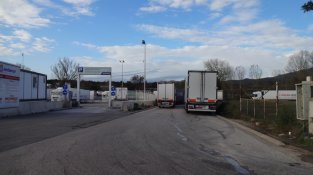 Confluència dels carrers Bassegoda i Canigó ahir a mig matí. Tots els camions parats.