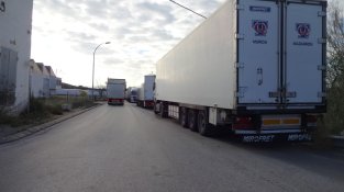 Camions mal estacionats a l'entrada del carrer Canigó. Aquests estacionaments són els que provoquen en bona part el caos de trànsit a la zona