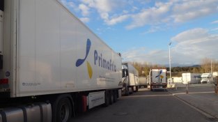 Camions aparcats al carrer Salines, que també van contribuir al caos de circulació ahir pel matí