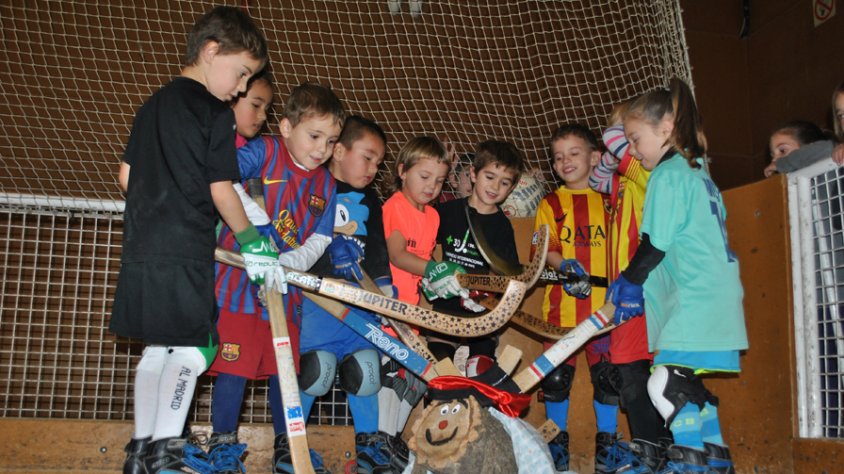 El Tió va visitar l'escola d'hoquei i va deixar uns quants regals