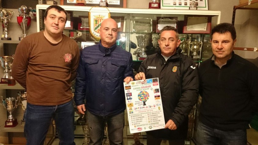 Rafa López, Jordi Ferrarons (president U.E. La Jonquera), Raül Salas i Mario Sousa (Junta Futbol Base) presentant el cartell del Torneig