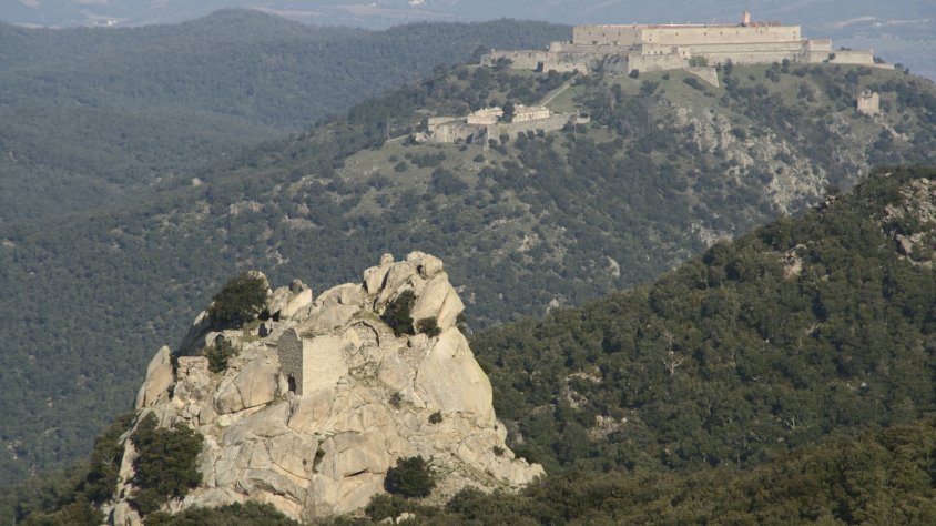 A primer terme el castell de Rocabertí, i al fons, el fort de Bellaguarda