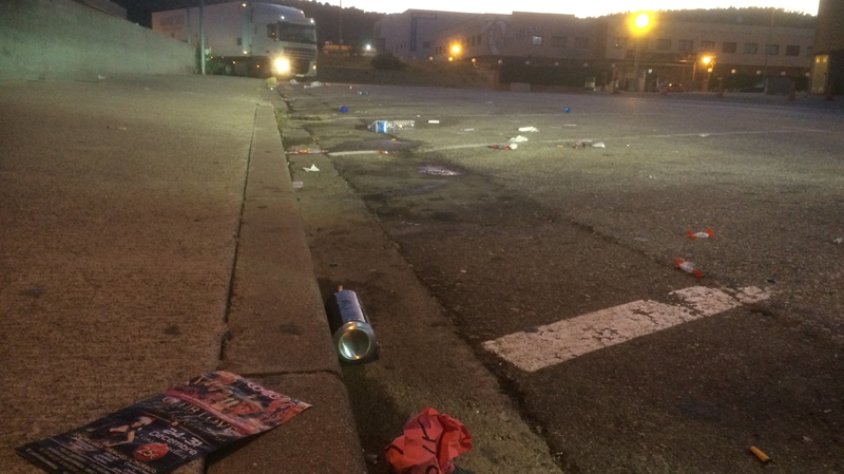 Deixalles al carrer Euskadi el 2 de gener de bon matí