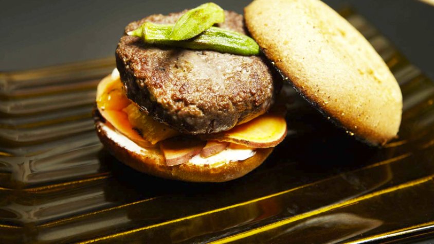 L'hamburguesa de vedella de l 'Albera, amb maionesa de formatge, bolets de temporada i formatge Drap.