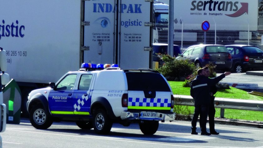 Una patrulla de la Policia Local de la Jonquera fent un servei a la N-II i polígon Vilella
