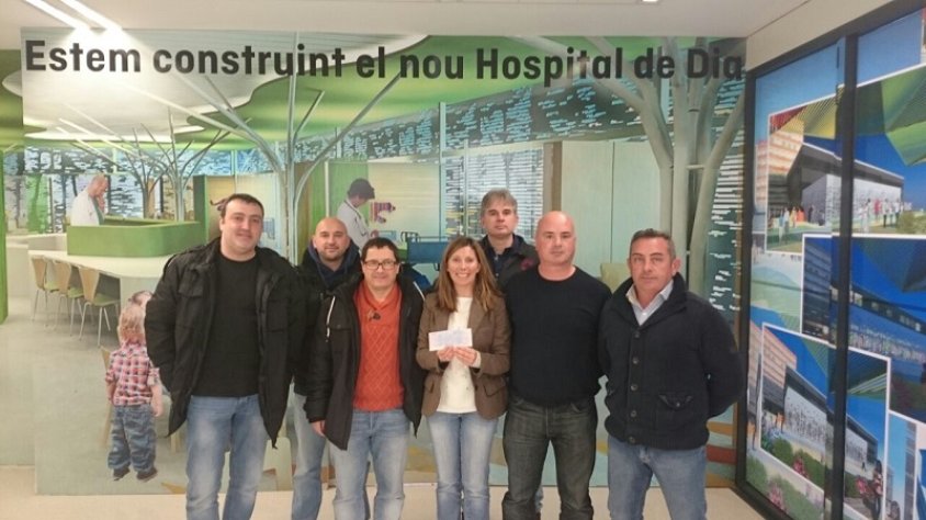 Moment d'entrega del xec als responsables de l'Hospital