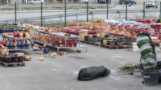 Diverses destrosses al Garden Center del carrer Carles Bosch de la Trinxeria