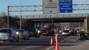 Els Mossos de trànsit impedeixen l'accés a l'AP7 a la Jonquera