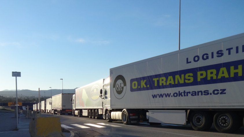 Imatge d'arxiu de camions estacionats a la Jonquera