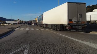 Camions estacionats en un dels carrils de l'avinguda Sis d'Octubre
