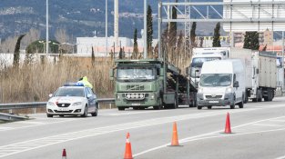 Els Mossos impedien l'accés dels camions a l'Ap7 ahir