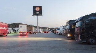 Els aparcaments de la Jonquera estaven ahir plens a vessar de camions