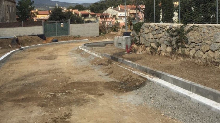 Obres del carrer Albera per connectar amb el carrer Roc de Miradones