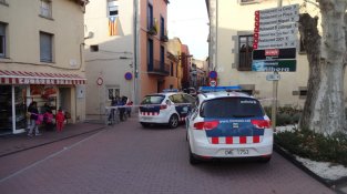Operació policial al carrer Major de la Jonquera