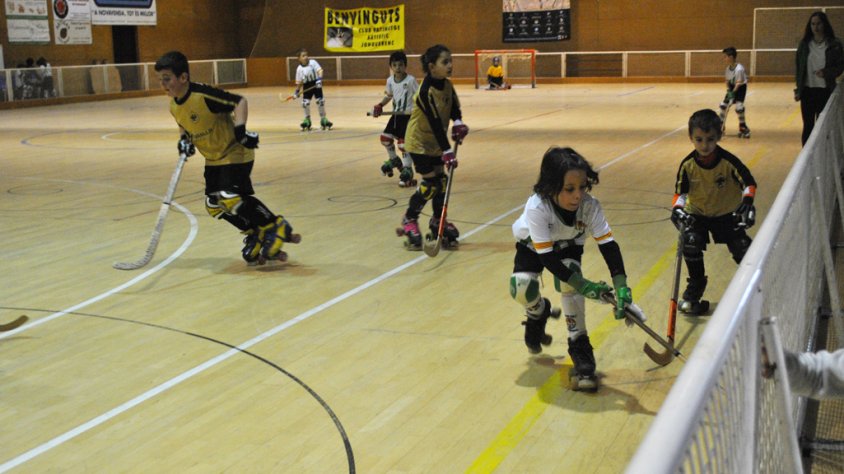 Una imatge d'un dels partits d'aquesta setmana al pavelló poliesportiu de la Jonquera, en concret l'iniciació B del CP Jonquerenc