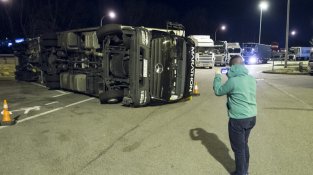 El camió amb el trailer bolcat