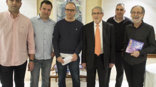 Una vuitantena de persones asisteixen a la inauguració de l'exposisicó ‘El Simbolisme de les línies’, de Jaume Mach