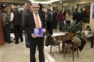 Una vuitantena de persones asisteixen a la inauguració de l'exposisicó ‘El Simbolisme de les línies’, de Jaume Mach