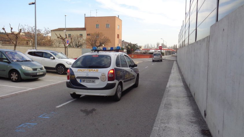 Un cotxe de policia passa pel lloc on divendres es va produir el tiroteig