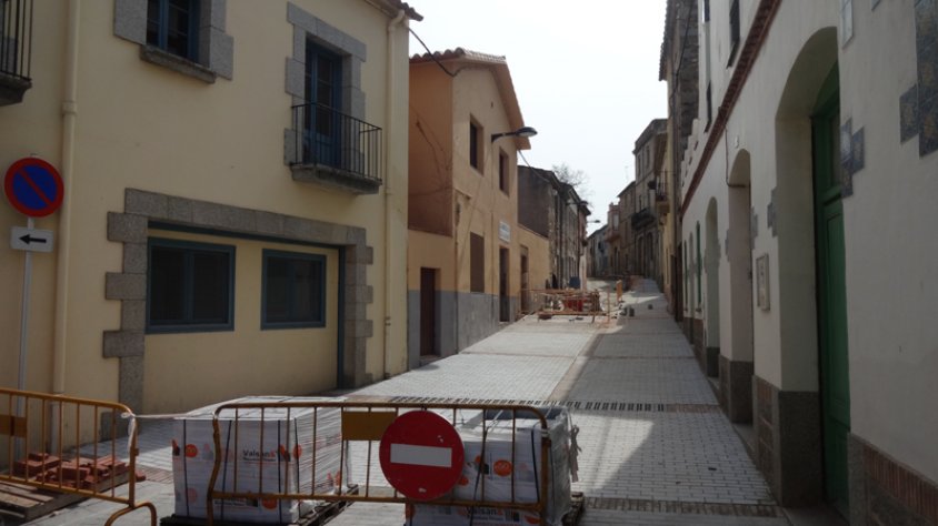 Les obres al carrer Concòrdia d'Agullana ja estan força avançades. Imatge d'ahir dijous 19 de març de 2015