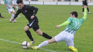 Una imatge del partit d'ahir contra el Vic al camp de Les Forques