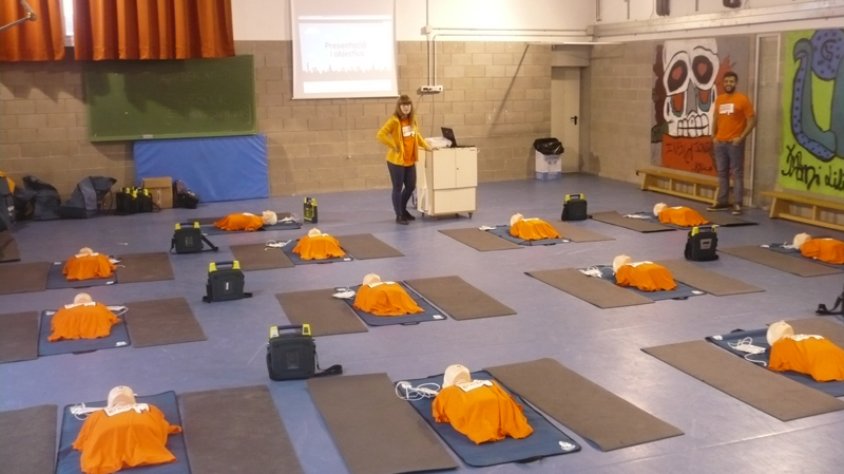 Alumnes de l'IES Jonquera participant al programa de formació en desfibril·lació
