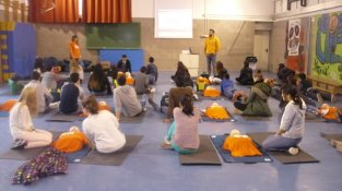 Alumnes de l'IES Jonquera participant al programa de formació en desfibril·lació