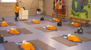 Alumnes de l'IES Jonquera participant al programa de formació en desfibril·lació