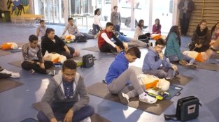 Alumnes de l'IES Jonquera participant al programa de formació en desfibril·lació