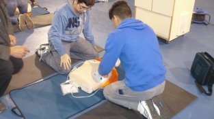 Alumnes de l'IES Jonquera participant al programa de formació en desfibril·lació
