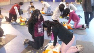 Alumnes de l'IES Jonquera participant al programa de formació en desfibril·lació