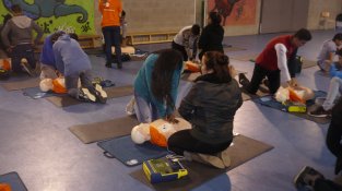 Alumnes de l'IES Jonquera participant al programa de formació en desfibril·lació