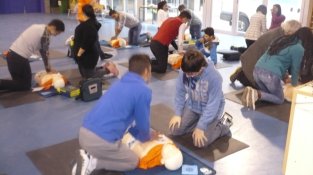 Alumnes de l'IES Jonquera participant al programa de formació en desfibril·lació