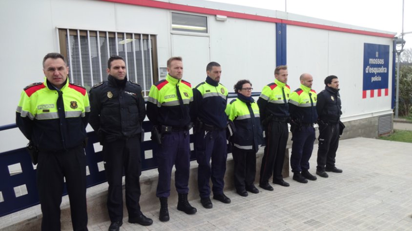 Minut de silenci en memòria de les víctimes de l'accident davant la comissaria de Mossos de la Jonquera